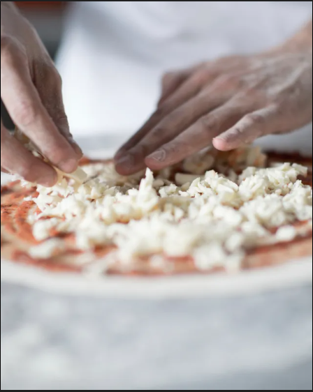 Chef bereidt verse pizza